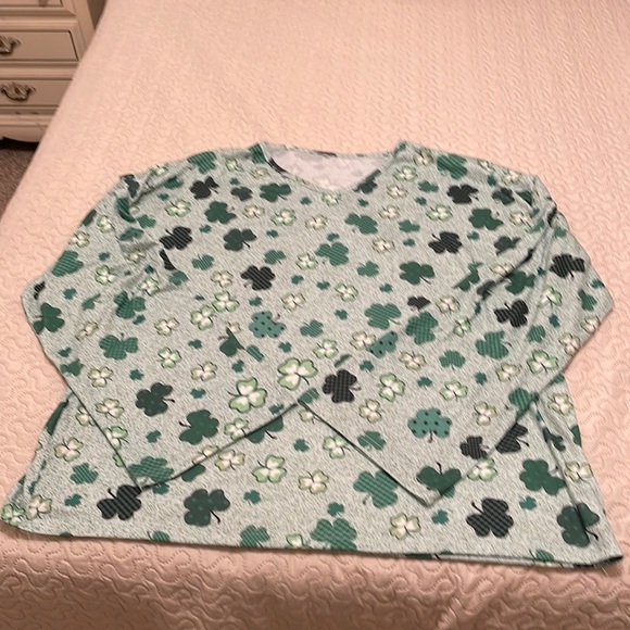 Women’s Size Large Shamrock St Patrick’s Shirt - Picture 3 of 15